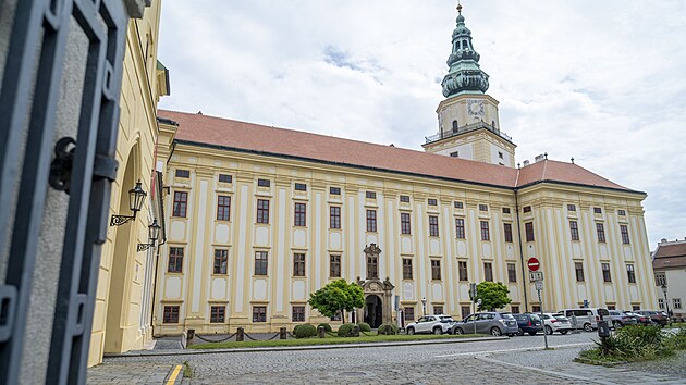 Bhem estiletho procesu obnovy se vrazn zmnila tak rozshl stecha cel budovy Arcibiskupskho zmku. (kvten 2024)