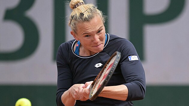 Kateina Siniakov returnuje v zpase druhho kola Roland Garros.