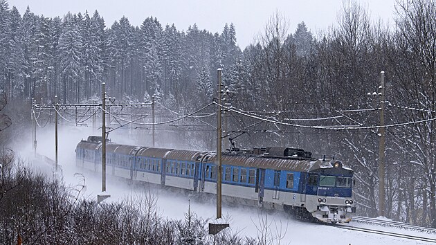Souprava 460.009+460.010 v zasnen zimn krajin na osobnm vlaku z Ostravy do Most u Jablunkova byla zachycena 22. ledna 2022 na viaduktu v Doln Lomn.