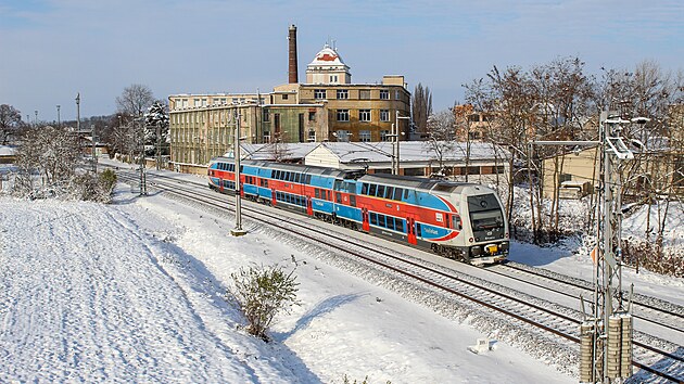 CityElefant 471 043 za snnho, nedlnho rna zatkem prosince pijd do stanice Velim. Vyfoceno 3. prosince 2024.