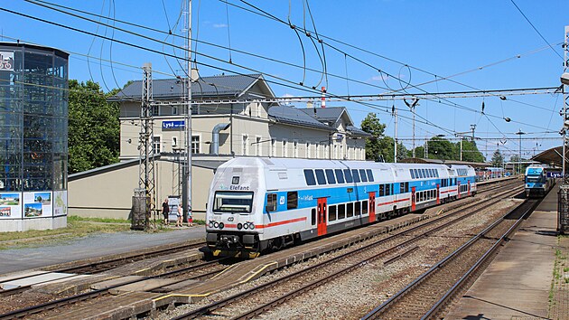 CityElefant 971 007 ek na pravideln odjezd v eleznin stanici Lys nad Labem. Vyfoceno 29. kvtna 2024.