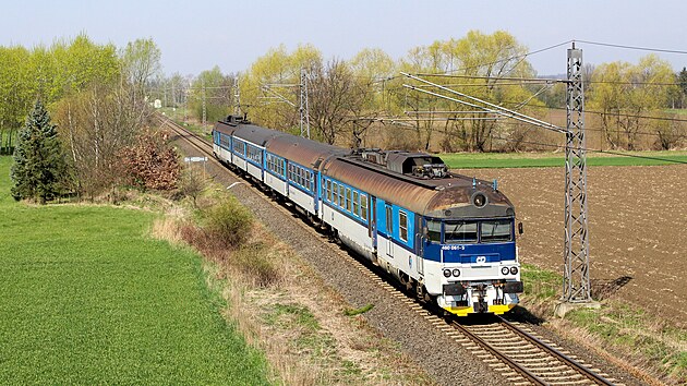 Jednotka 460 061/062 s dopolednm spnm vlakem z Opavy do Ostravy projd pes Lhotku u Opavy. Vyfoceno 21. dubna 2024.