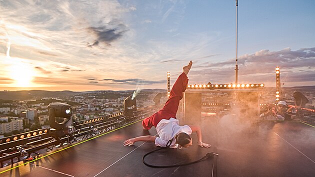 Na stee nejvy esk budovy AZ Tower se natel tanen klip.