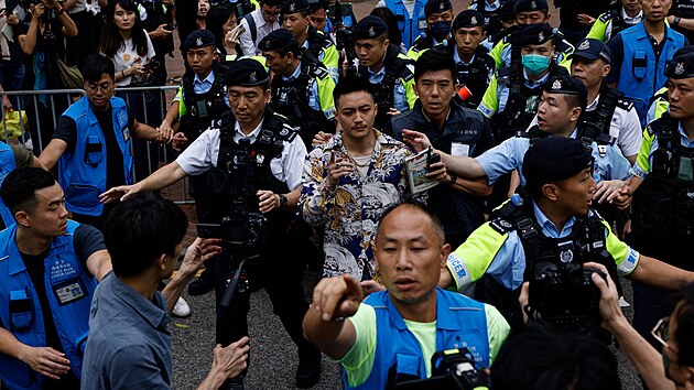 Policie s astnkem soudu s hongkongskmi prodemokratickmi aktivisty. (30. kvtna 2024)