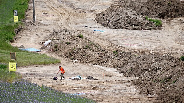 Obchvat u se rsuje v krajin mezi novou kiovatkou na vrchu Kolbl a jihlavskou st Helenn. Zemn stroje u z trasy budouc silnice odhrnuly ornici. Na mst te pracuj archeologov.