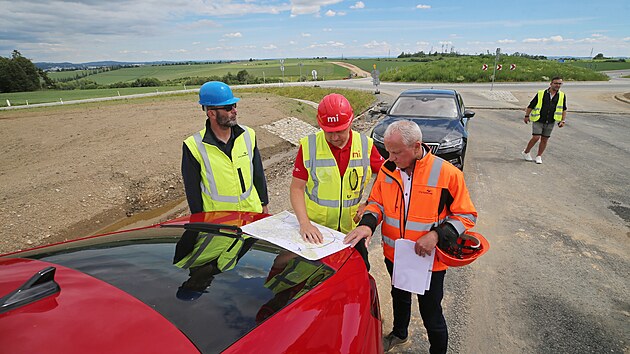 Obchvat u se rsuje v krajin mezi novou kiovatkou na vrchu Kolbl a jihlavskou st Helenn. Zemn stroje u z trasy budouc silnice odhrnuly ornici. Na mst te pracuj archeologov. S ppravami se pmo na mst seznmili pedstavitel Kraje Vysoina.