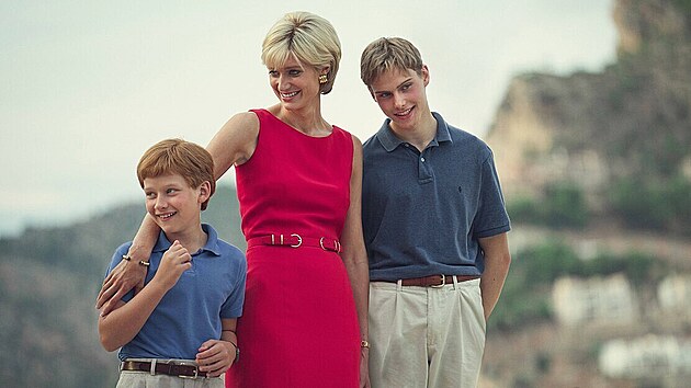 Elizabeth Debicki jako princezna Diana v est srii serilu Koruna. Mlad verzi prince Harryho ztvrnil Fflyn Edwards, mladho Williama pak Rufus Kampa.