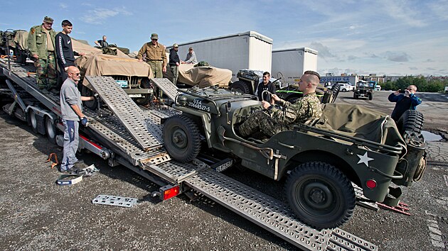 lenov eskch military car klub odjdj z Plzn na oslavy 80. vro vylodn spojenc v Normandii. (31. kvtna 2024)