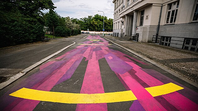 Zavraka ped Hollarkou. Ped budovou Stedn umleck koly Vclava Hollara vznikl na silnici mural, kter je soust projektu zklidnn dopravy v okol (30. kvtna 2024)