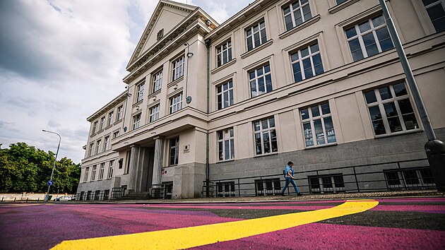 Zavraka ped Hollarkou. Ped budovou Stedn umleck koly Vclava Hollara vznikl na silnici mural, kter je soust projektu zklidnn dopravy v okol (30. kvtna 2024)