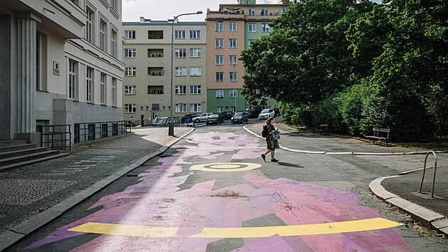 Zavraka ped Hollarkou. Ped budovou Stedn umleck koly Vclava Hollara vznikl na silnici mural, kter je soust projektu zklidnn dopravy v okol (30. kvtna 2024)