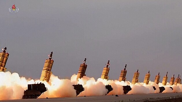 Severn Korea pedvedla pi vojenskm cvien synchronizovan odpal raket