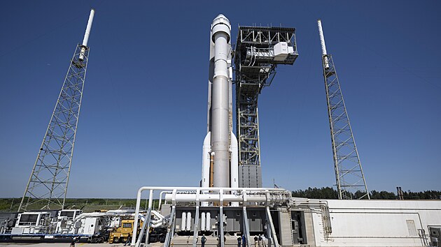 Raketa Atlas V spole�nosti United Launch Alliance s kosmickou lod� CST-100 Starliner firmy Boeing po p��jezdu z hang�ru na startovac� rampu 41 na mysu Canaveral na Florid� ve �tvrtek 30. kv�tna 2024