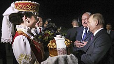 Bloruský prezident Alexander Lukaenko vítá ruského prezidenta Vladimira...