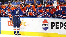 Leon Draisaitl slaví gól se spoluhrá�i z Edmontonu.