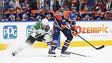 Radek Faksa (vlevo) z Dallasu a Leon Draisaitl z Edmontonu.