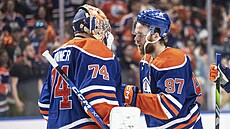 Branká Stuart Skinner (vlevo) a útoník Connor McDavid z Edmontonu oslavují...