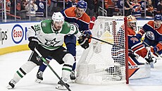 Matt Duchene (vlevo) z Dallasu se tlaí ped branku Edmontonu. Brání ho Philip...