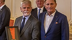 Prezident Petr Pavel dostal od hokejových mistr� sv�ta zlatou medaili. Na...