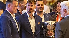 Hokejové mistry sv�ta p�ijal na Pra�ském hrad� prezident Petr Pavel. Vlevo...