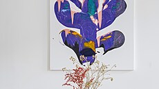 Obraz od Patrika Kriáka ovlivnil atmosféru jídelního koutu s masivním stolem...