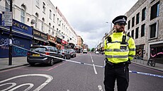 Policie operuje ped restaurací v Hackney ve východním Londýn, kde byli pi...