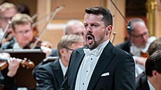 Barytonista Jií Brückler a lenové eské filharmonie pi koncertním provedení...