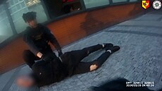 Za necelých �ty�iadvacet hodin skon�il dvakrát v policejních poutech