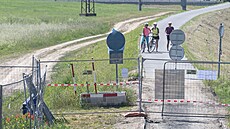 Cyklisty u eky Moravy od prjezdu úsekem, na kterém pracují stavbai, nkdy...