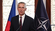 Generální tajemník NATO Jens Stoltenberg a premiér Petr Fiala. (30. kvtna 2024)