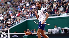 Ruský tenista Daniil Medved�v se hecuje ve druhém kole Roland Garros.