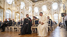 Po zásahu restaurátor� se výrazn� prom�nil i Sn�movní sál. Tento název dostal...