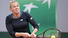Kateřina Siniaková returnuje v zápase druhého kola Roland Garros.