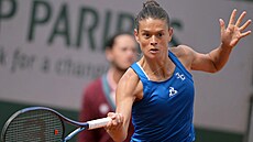 Francouzka Chloé Paquetová returnuje v zápase druhého kola Roland Garros.