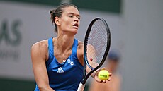 Francouzka Chloé Paquetová servíruje v utkání druhého kola Roland Garros.
