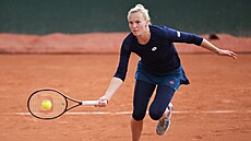 Kateřina Siniaková returnuje ve druhém kole Roland Garros.