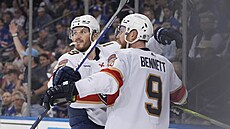 Matthew Tkachuk a Sam Bennett se radují z branky proti Rangers.