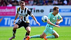 Hradecký Jakub Klíma v souboji o mí se slávistou Ondejem Zmrzlým.