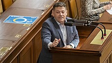 Poslanec ANO Patrik Nacher na mimo�ádné sch�zi Sn�movny p�i jednání o návrhu...