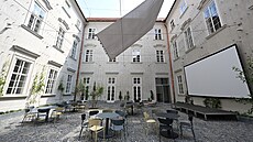 Po rekonstrukci pízemí a nádvoí za tém 100 milion korun se znovu otevírá...