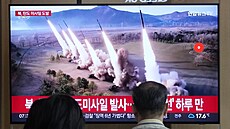 Obyvatelé Jiní Koreje sledují zprávy o odpálení raket z KLDR. (30. kvtna 2024)