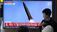 Obyvatelé Jiní Koreje sledují zprávy o odpálení raket z KLDR. (30. kvtna 2024)