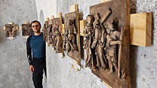 Amatérský keramik Petr Pinc vytvoil keramickou kíovou cestu pro hradní kapli...