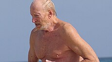 Herec Charles Dance na nudapláži (květen 2024)