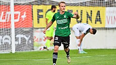 Karvinský Patrik �avo� se raduje z gólu do sít� Vy�kova v bará�i.