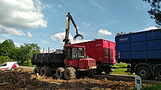 D�lníci odvá�ejí pa�ezy z budoucího náchodského obchvatu. (29. kv�tna 2024)