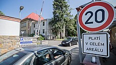 V nemocnici v Ji�ín� chyb�jí místa k parkování. (�erven 2018)