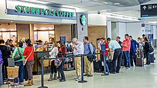 Fronta na kávu Starbucks na letišti v Miami (21. listopadu 2021)