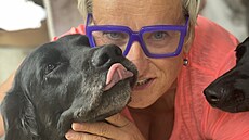 Bela Schenková se svými adoptovanými psy