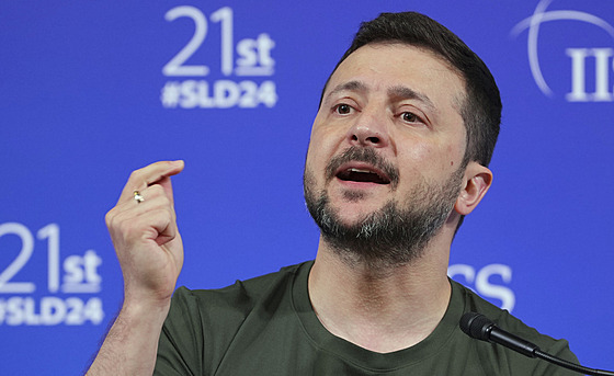 Ukrajinský prezident Volodymyr Zelenskyj bhem projevu v Singaporu obvnili...